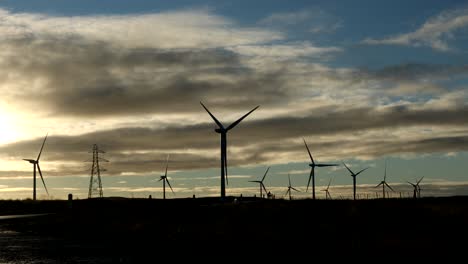 Aerogeneradores-Con-Cielo-Cambiante,-Caithness,-Escocia