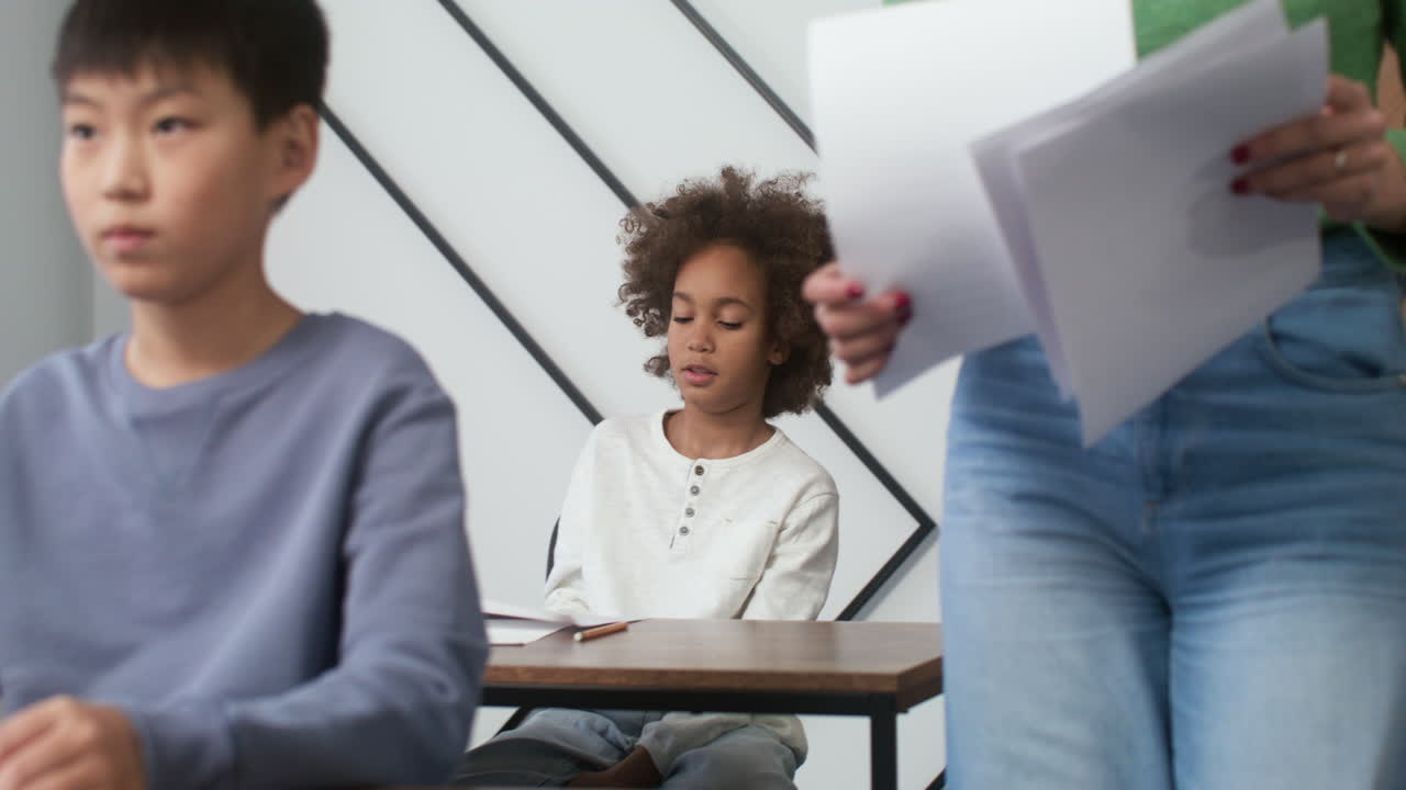 chico asiático en la escuela