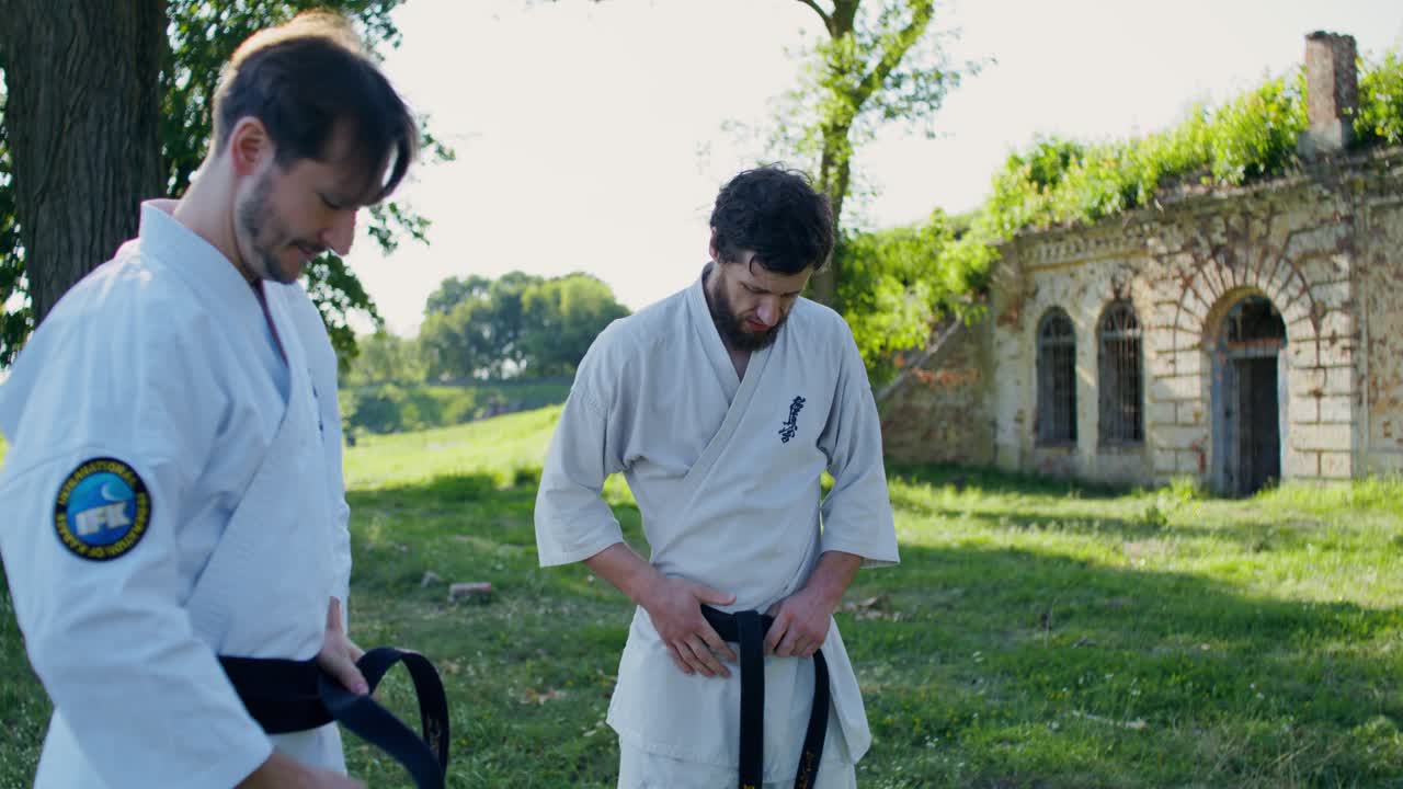 Arti marziali di karate all'aperto