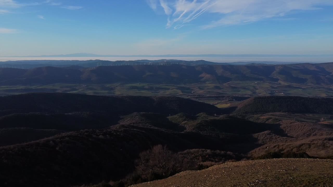 Altın saatte bir dağ tepesinin üzerinden drone uçuşu.
