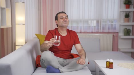 el hombre que consume agua.