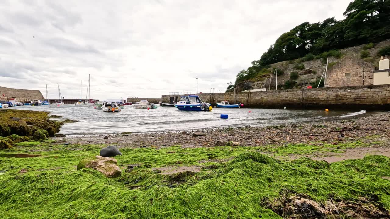 las olas golpean el muelle en fife, escocia