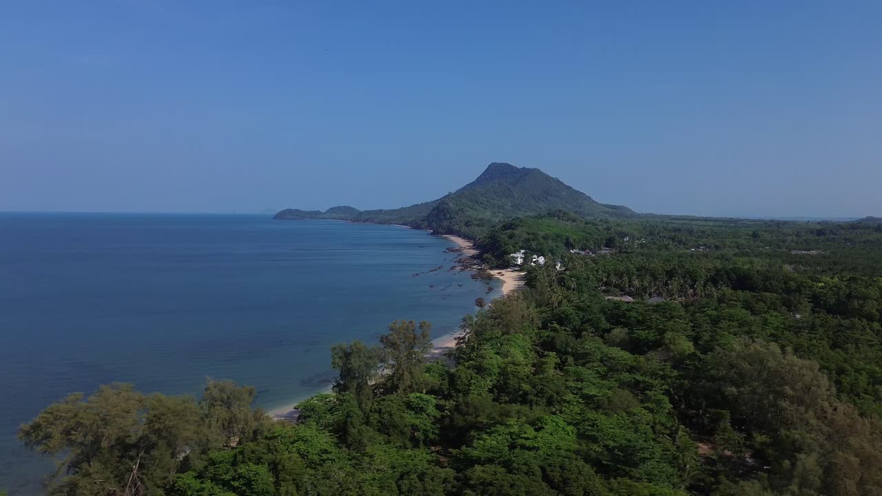 Sfondo aereo con drone della costa di un'isola tropicale in Thailandia con mare calmo turchese, giungla lussureggiante e spazio aperto d'acqua, ideale per spazi pubblicitari, pubblicità di viaggi e concetti naturalistici