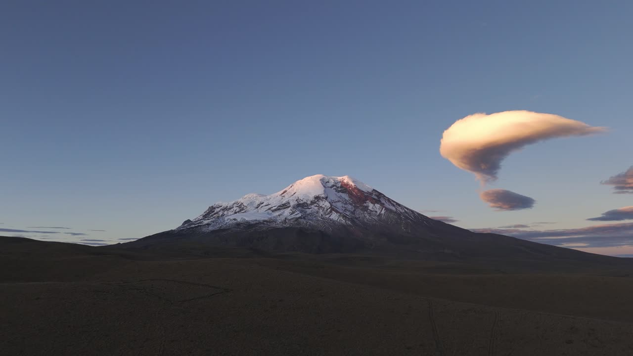 vista aérea con el volcán chimborazo en la distancia, ecuador