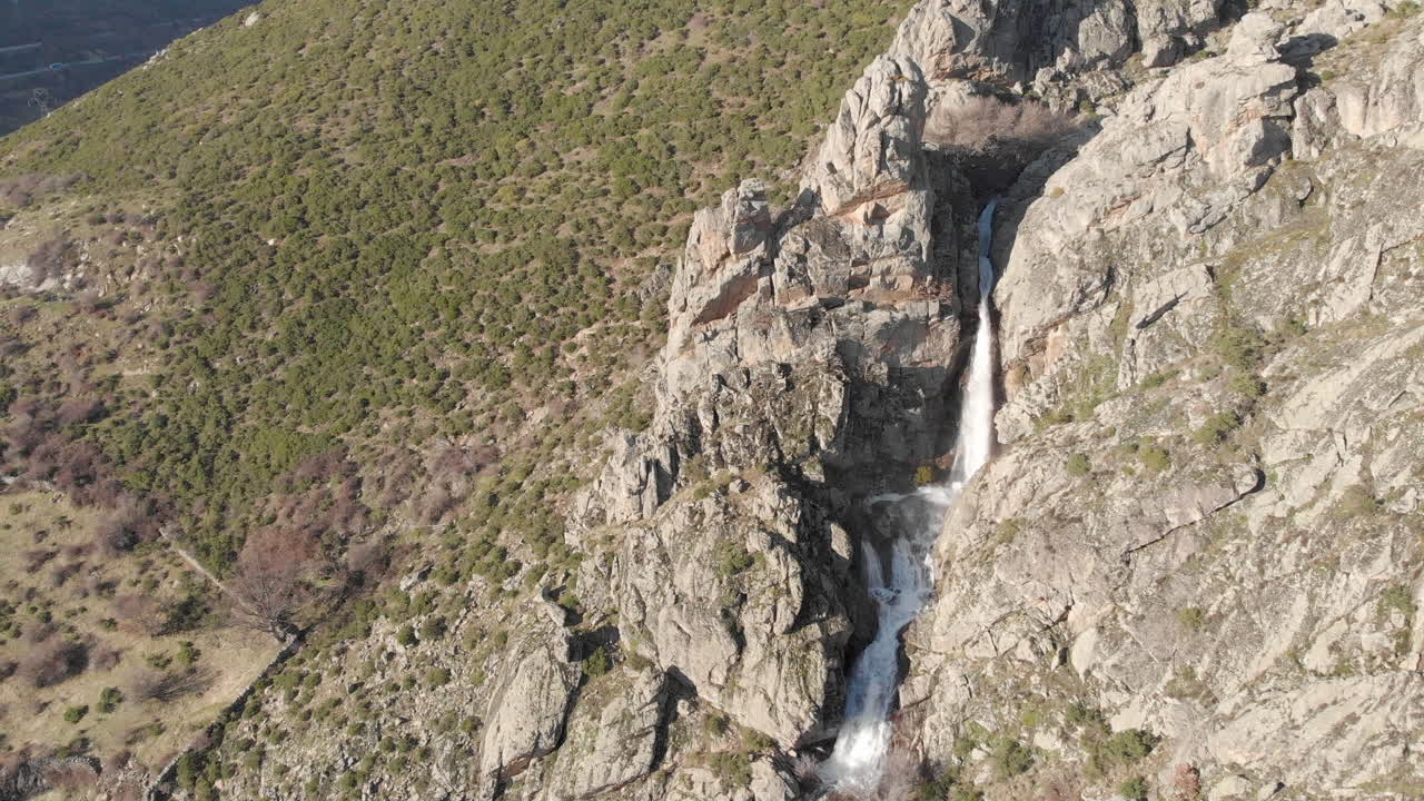 Fantastica cascata chiamata "Cascada la chorrera de los litueros" dalla Spagna