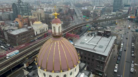 drone en cámara lenta horizonte de la ciudad de brooklyn weylin y paso elevado del tren