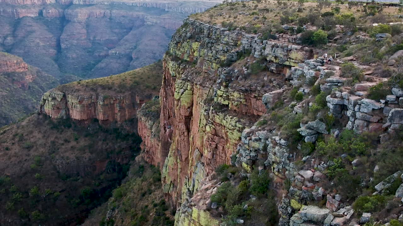 una hermosa toma aérea de drones de un vasto valle montañoso en drakensberg, sudáfrica