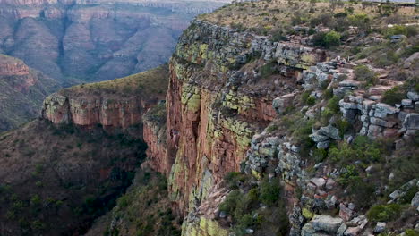 Una-Hermosa-Toma-Aérea-De-Drones-De-Un-Vasto-Valle-Montañoso-En-Drakensberg,-Sudáfrica