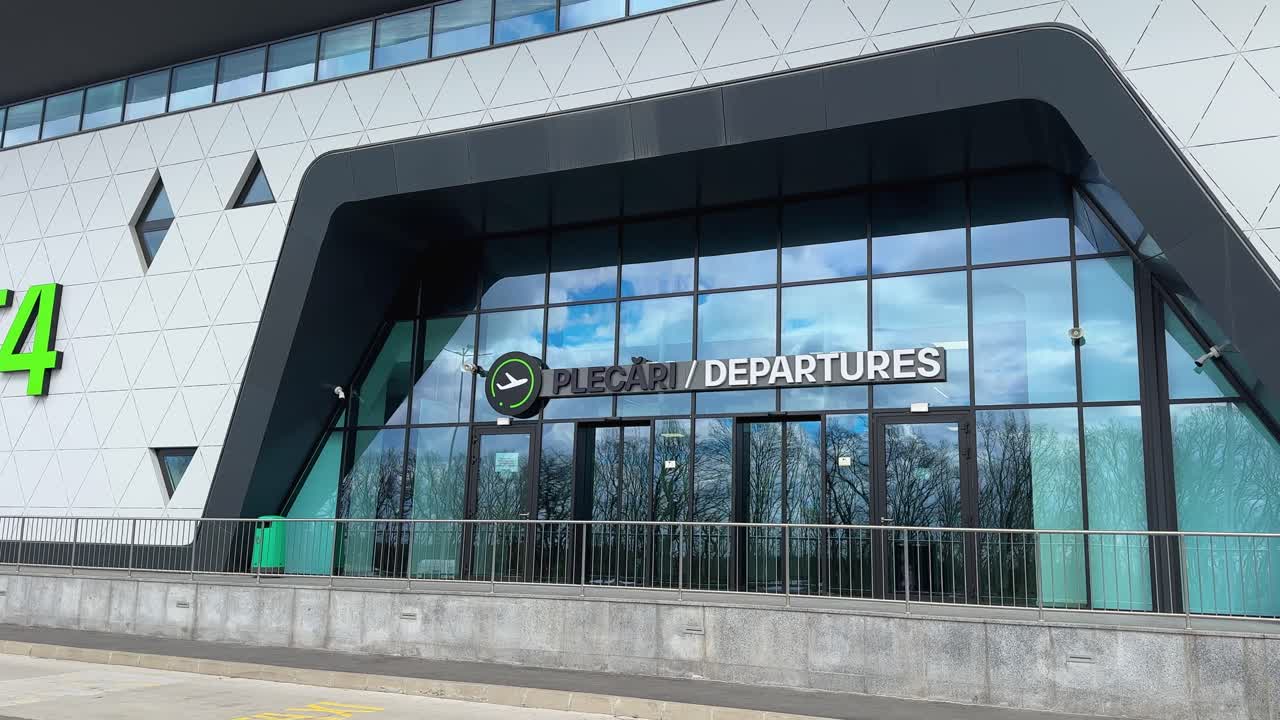 Vista exterior de la entrada de salidas T4 en el Aeropuerto Internacional de Iași, Rumanía.