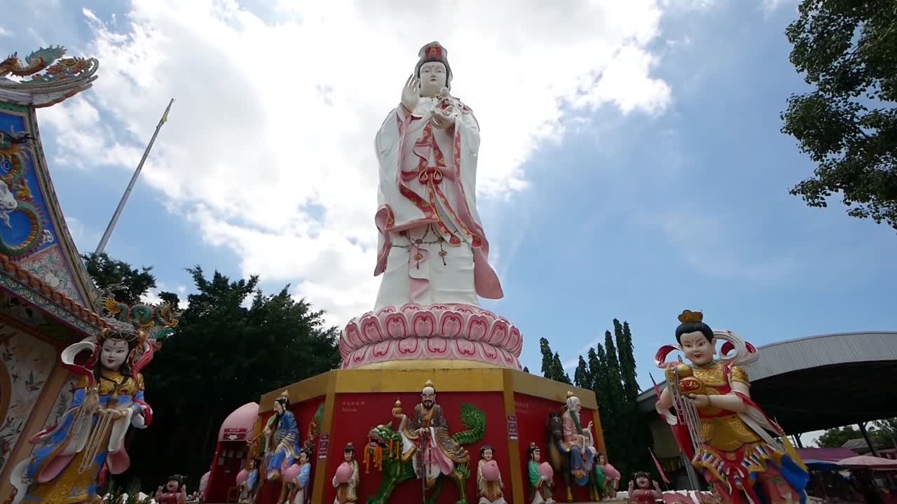 gran estatua de la santa quan yin, la diosa de la misericordia