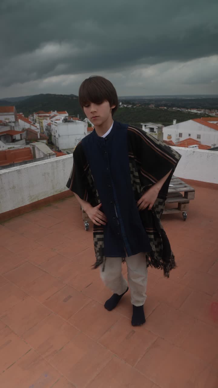 Ragazzo su una terrazza con vista