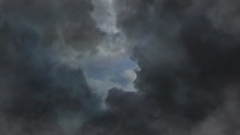 Sicht-Dicke-Wolken-Am-Blauen-Himmel-Und-Blitze-Darin