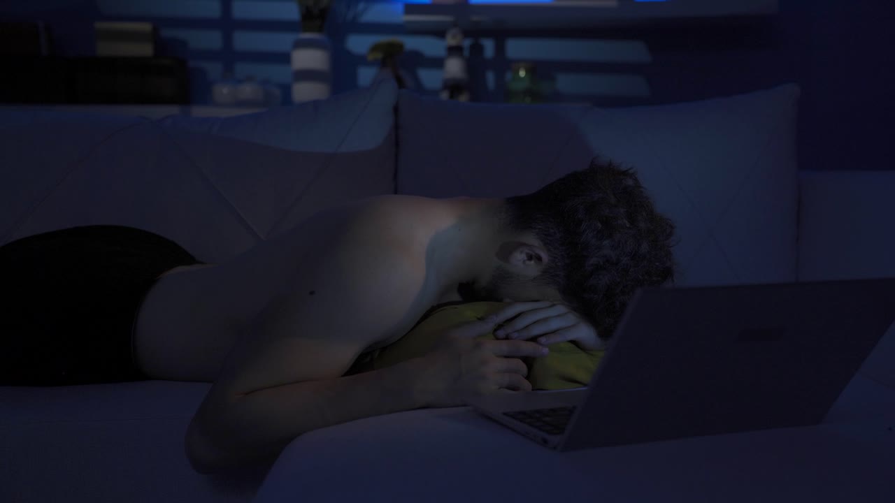 un joven deprimido y con problemas.