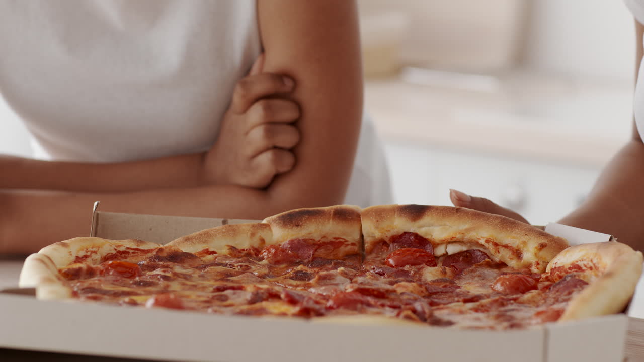 친구들이 피자를 나누고 있습니다.