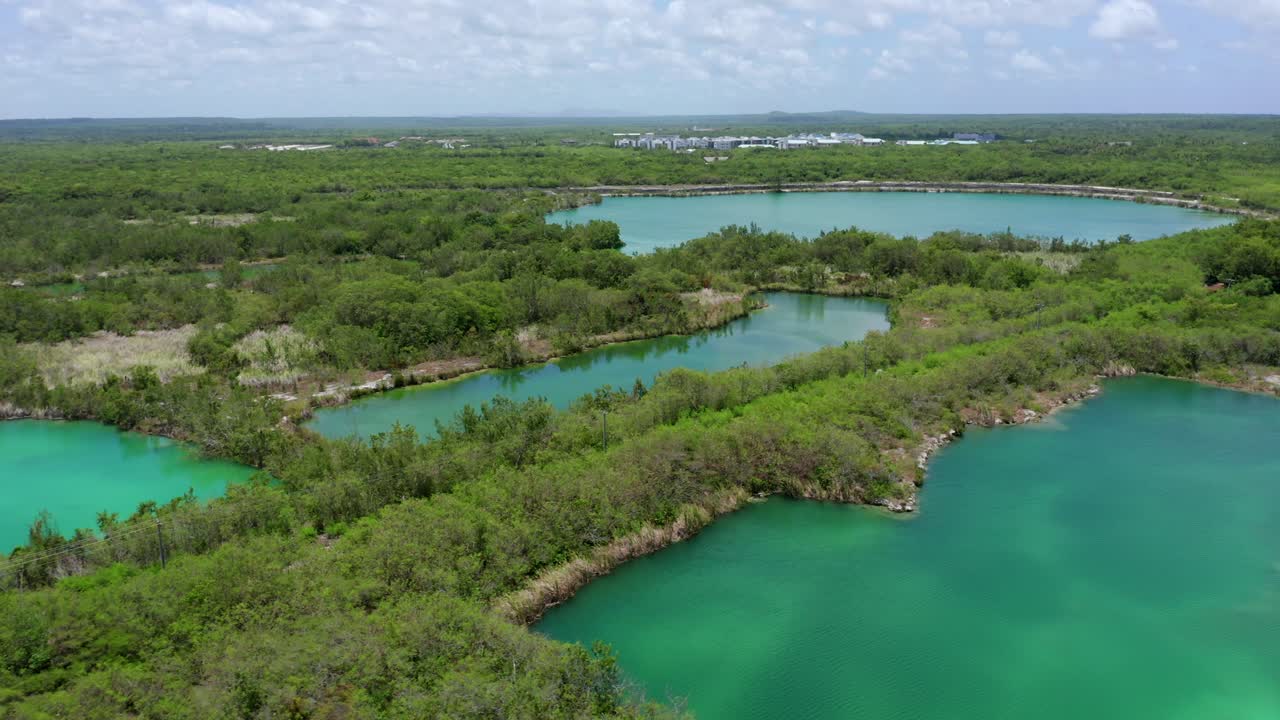 lago azul en cap cana, punta cana, toma panorámica desde un dron de baja altitud