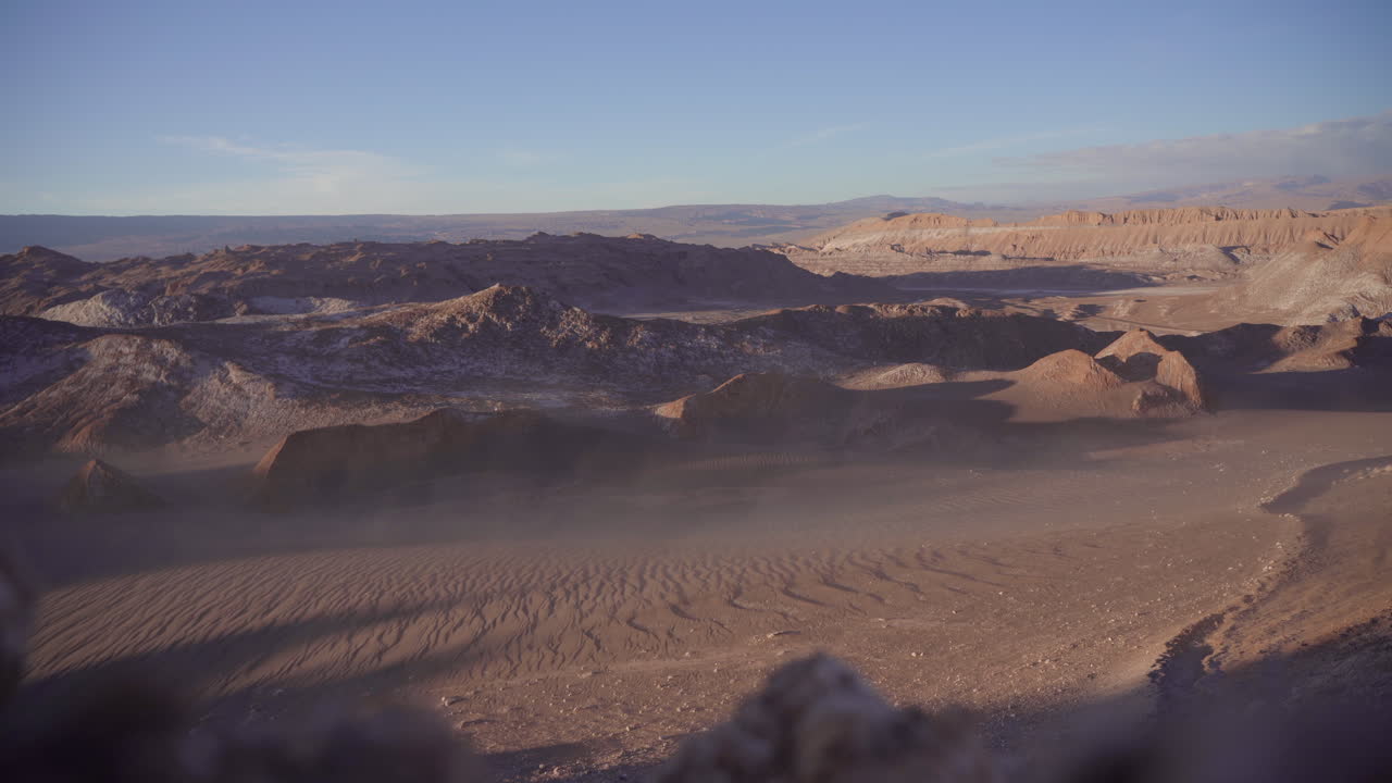 지상에서 아타카마 사막의 먼지를 부는 바람을 내려다보는 고각도