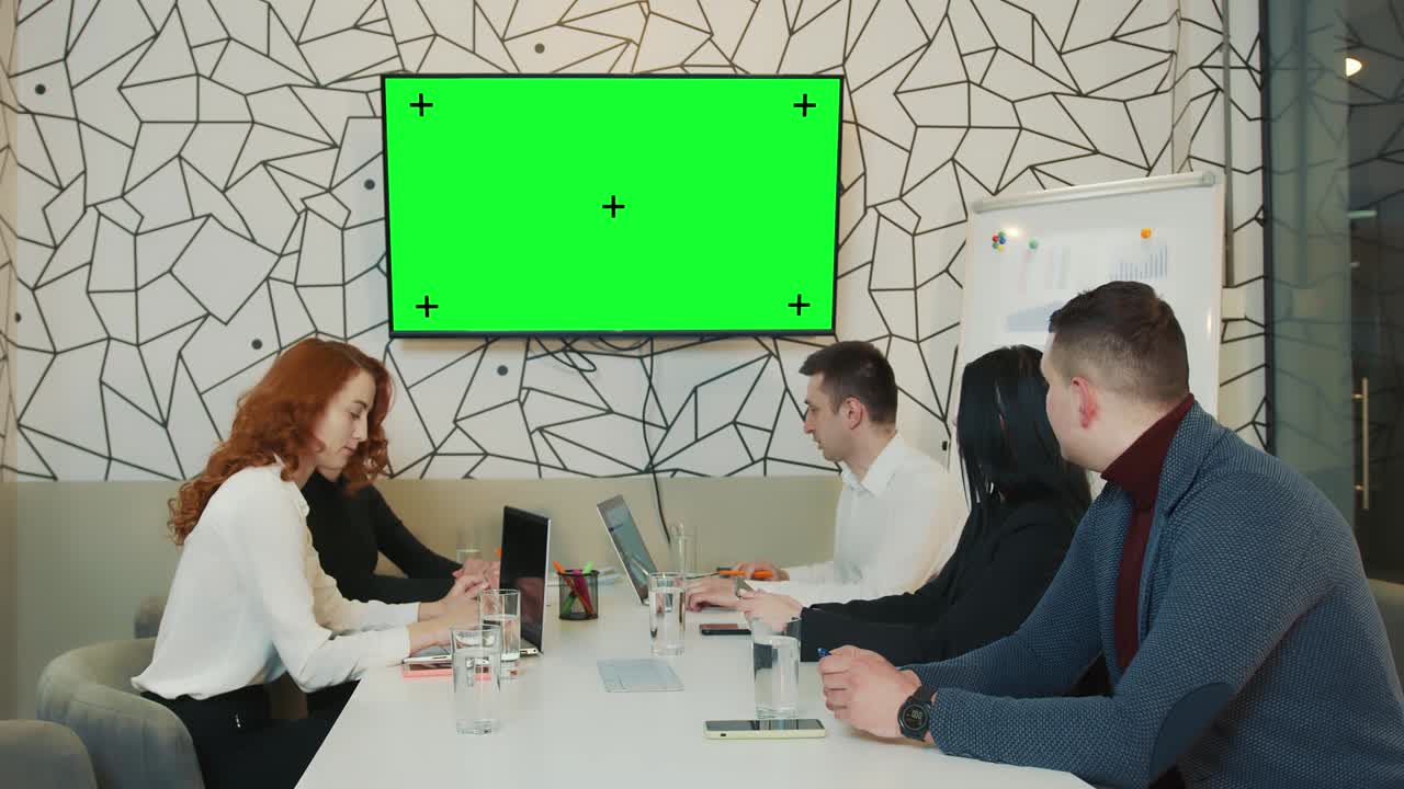 conferencia en la oficina entre el gerente, el jefe de la empresa y el empleado de nacionalidades europeas.