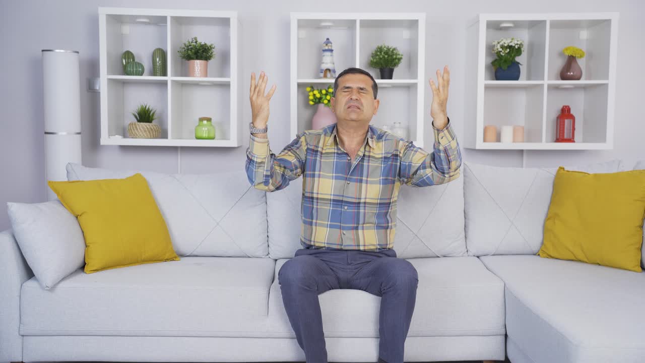 무슬림 노인이 기도하고 있습니다.