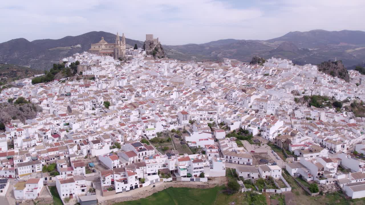 Case bianche e tetti arancioni a Olvera, Spagna, durante il giorno, vista aerea