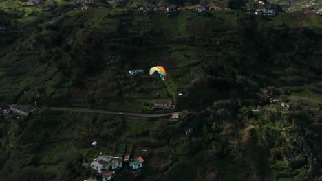 Gleitschirm-über-Der-Ländlichen-Küste-Der-Idyllischen-Insel-Madeira,-Antenne