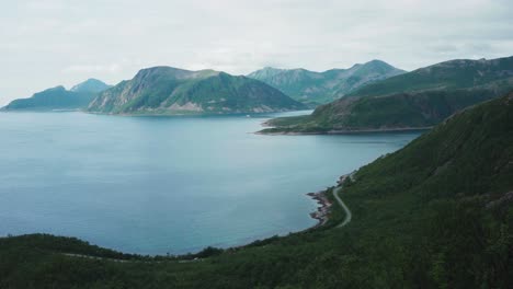 Ruhiger-Fjord-Und-Berge-Auf-Der-Insel-Senja,-Norwegen---Schwenk