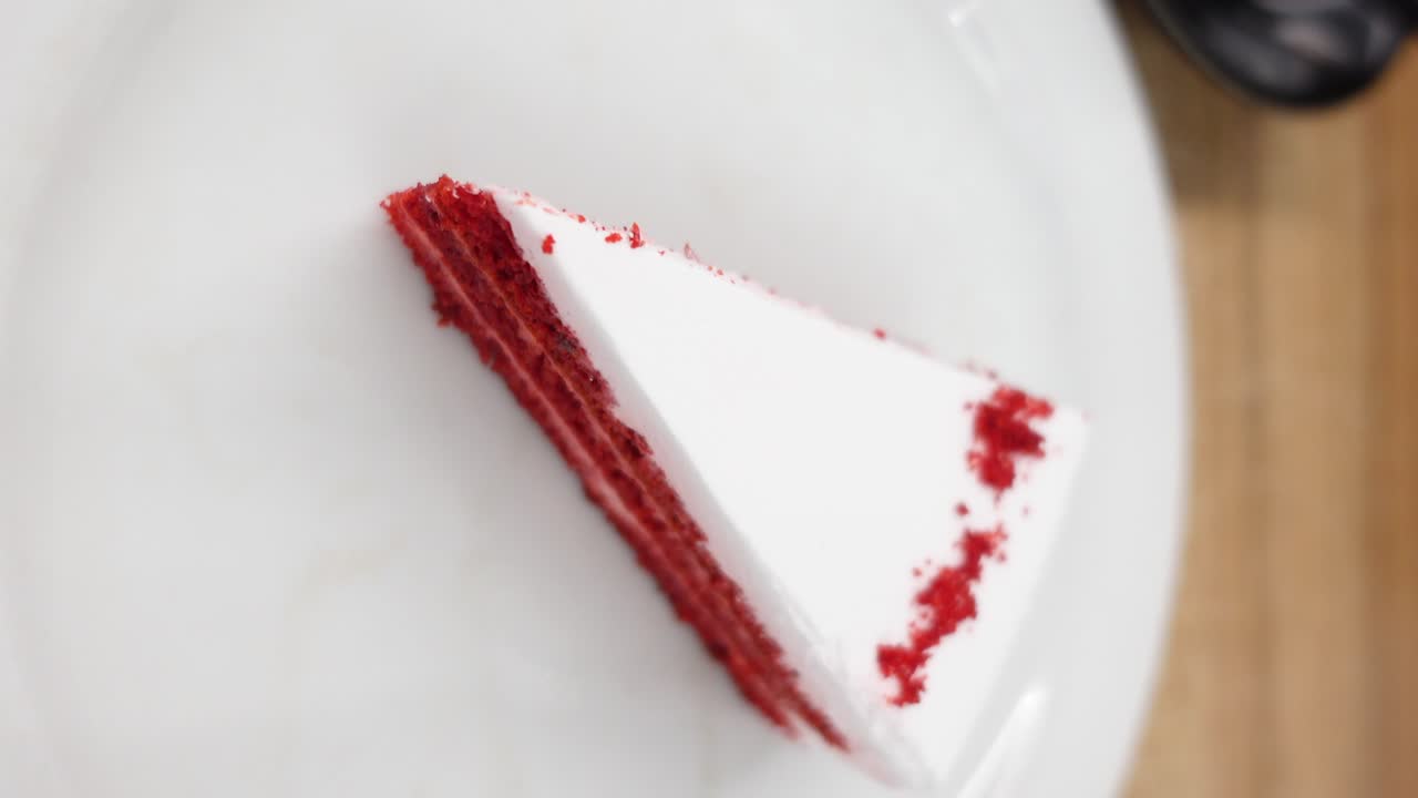 eine Scheibe roter Samtkuchen