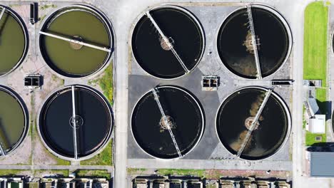 vista aérea de los estanques circulares en la planta de tratamiento de aguas residuales y la filtración de las aguas residuales sucias