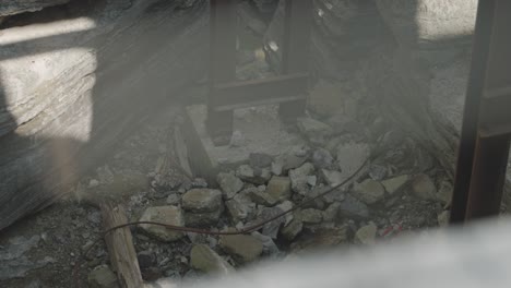 구조를 지지하는 강철 빔과 건물 바닥의 느슨한 암석으로 복원 중인 오래된 석조 유산 수력 전기 시설 내부