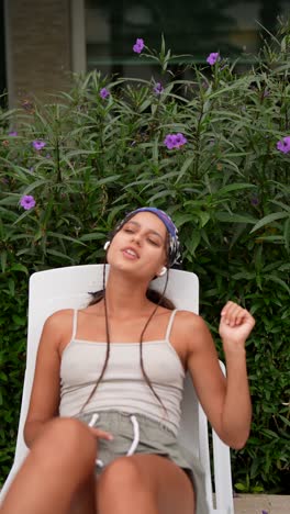 mujer relajándose al aire libre