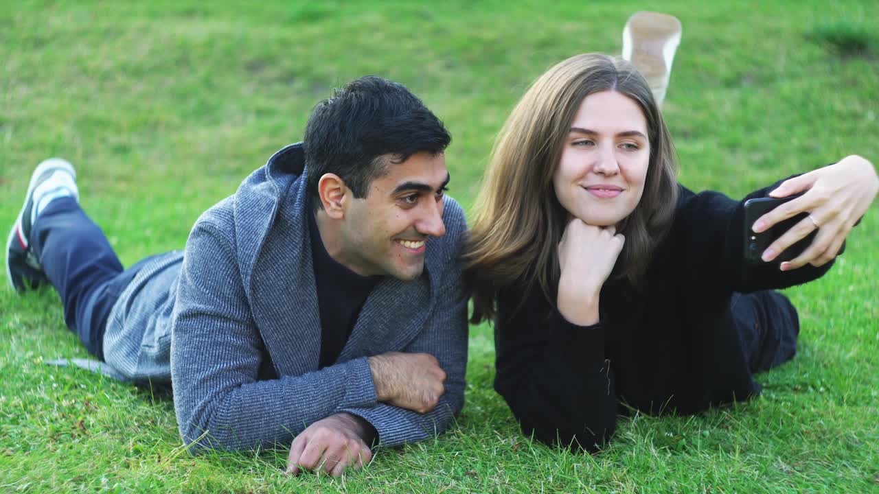 공원에서 셀피를 찍는 부부