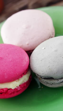 galletas de macarrón coloridas en el plato