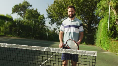 Video-Von-Glücklichen-Kaukasischen-Männern,-Die-Auf-Dem-Platz-Tennis-Spielen