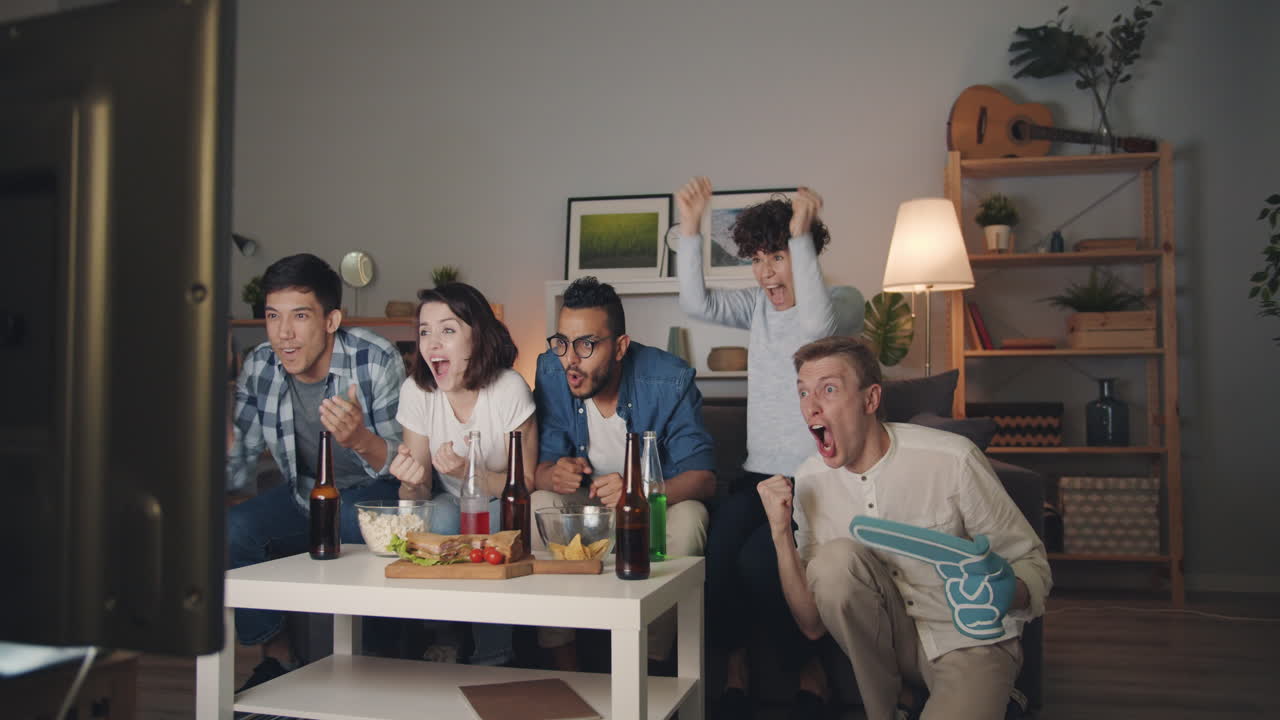 친구 들 이 스포츠 행사 를 축하 하고 있다