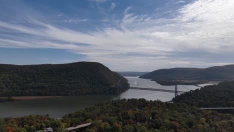 Ein-Zeitraffer-Aus-Der-Luft-Hoch-über-Bunten-Bäumen-Während-Des-Herbstlaubs-Im-Hinterland-Von-New-York