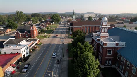 Luftabzug-Aus-Shepherdsville,-Kentucky,-Abzug-Aus-Dem-Bullitt-County-Courthouse-Mit-Kirchen-Im-Hintergrund