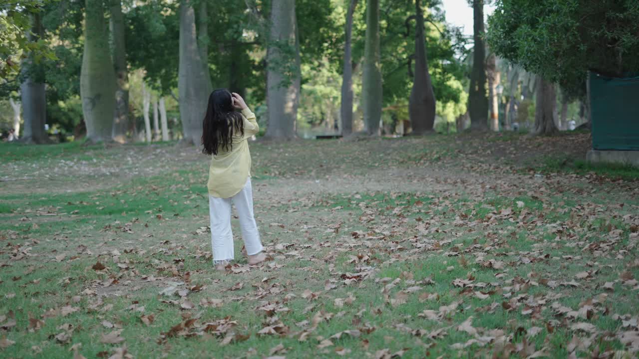 mujer caminando en un parque