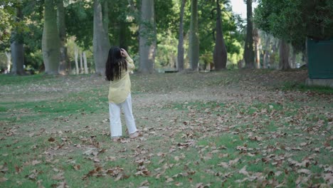 mujer caminando en un parque