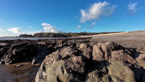 Playa-Rocosa-En-Una-Brillante-Mañana-De-Invierno-Annestown-Costa-De-Cobre-Waterford-Irlanda