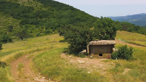 volando alrededor del dolmen en la parte superior de muntain. vista aérea