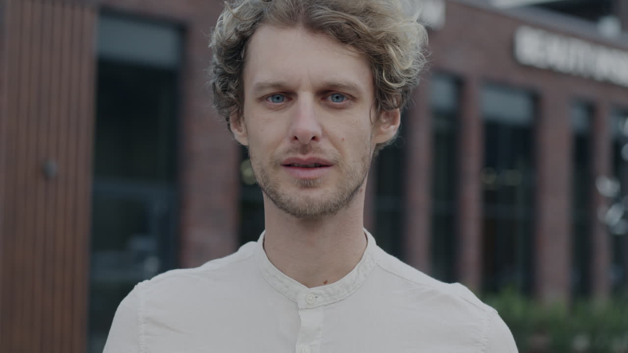 Nærbillede af en mand udendørs