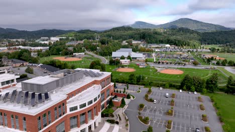 Universidad-Estatal-De-Los-Apalaches-En-Boone-Carolina-Del-Norte,-Edificio-De-Salud-De-Carolina-Del-Norte