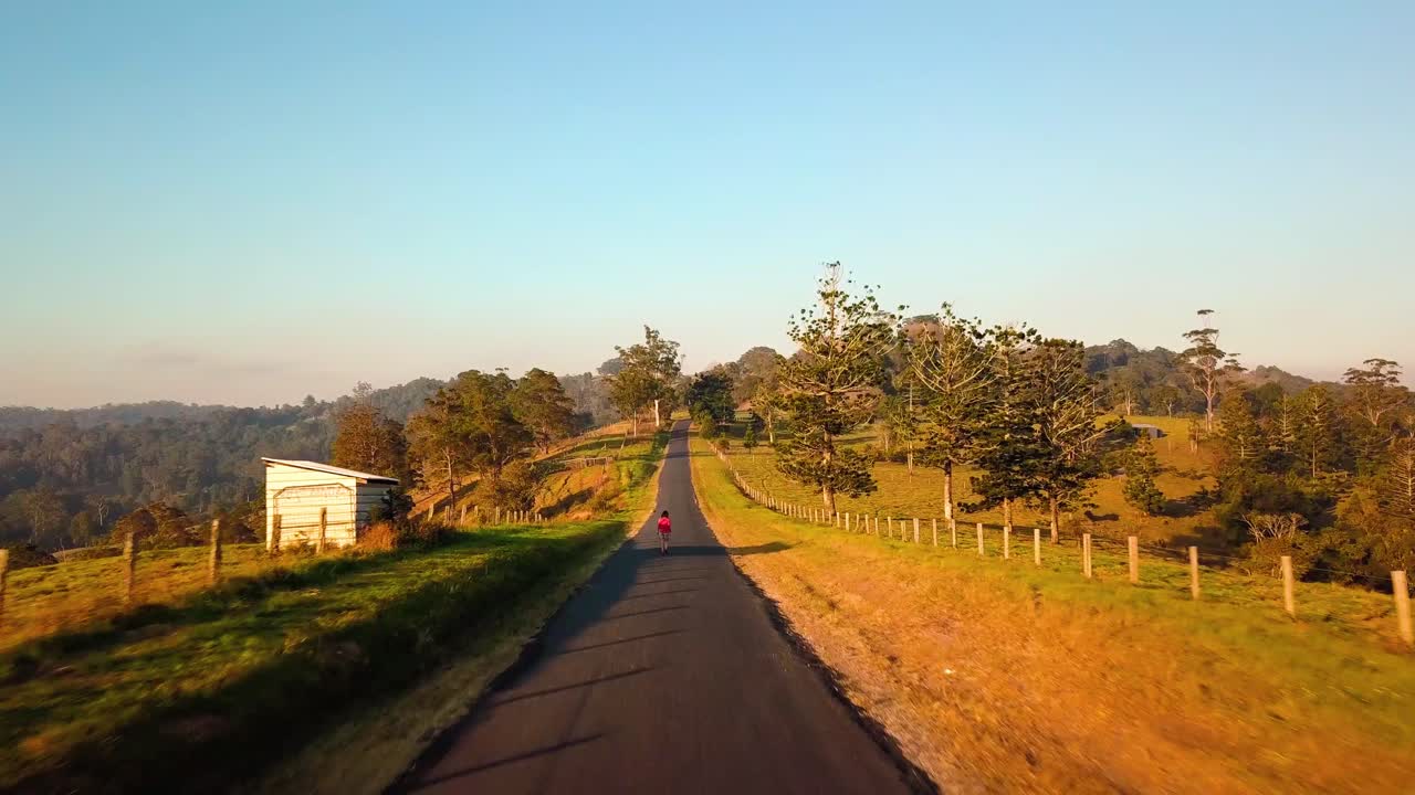 d'aguilar hills qld puesta de sol chica caminando por la carretera, australia