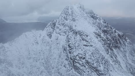 Vista-Aérea-Del-Hermoso-Paisaje-De-La-Montaña-Nevada-De-Noruega-Durante-El-Invierno