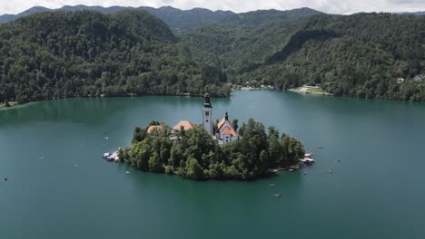 en una isla en un lago con una gran iglesia