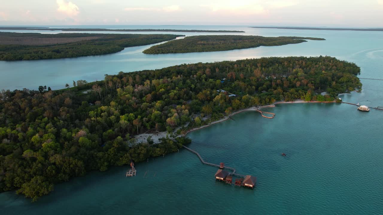 vista aérea da ilha de leebong com árvores de mangue e um resort no meio do mar, belitung, indonésia