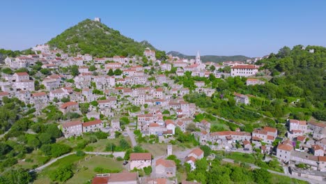 isla de lastovo con ciudad histórica de montaña en la costa adriática en croacia