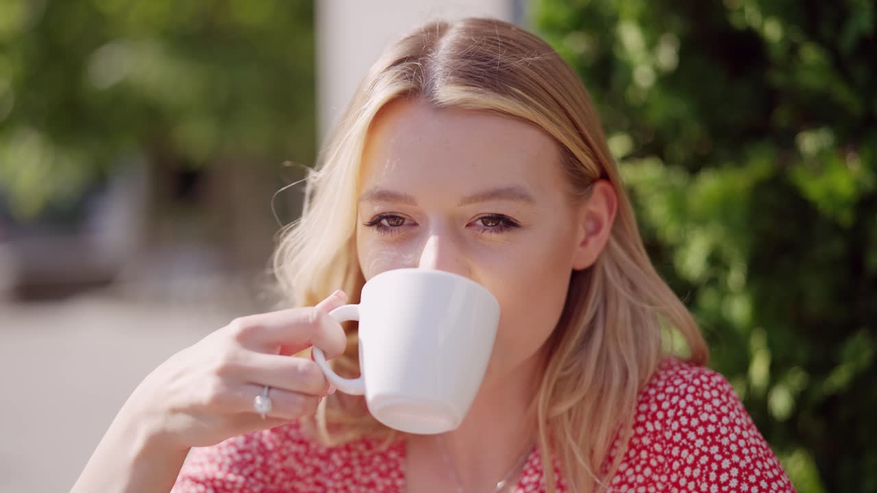 mujer con vestido rojo al aire libre