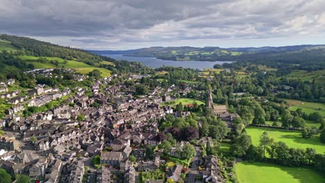 Aerial-footage-of-the-old-english-town-of-Ambleside-in-the-Lakedistrict,-Cumbria,-UK