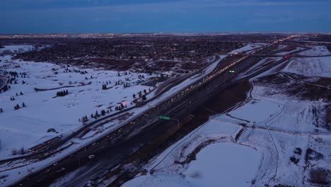 Toma-Estática-De-Drones-Del-Atasco-Masivo-De-Tráfico-En-Invierno-En-Canadá