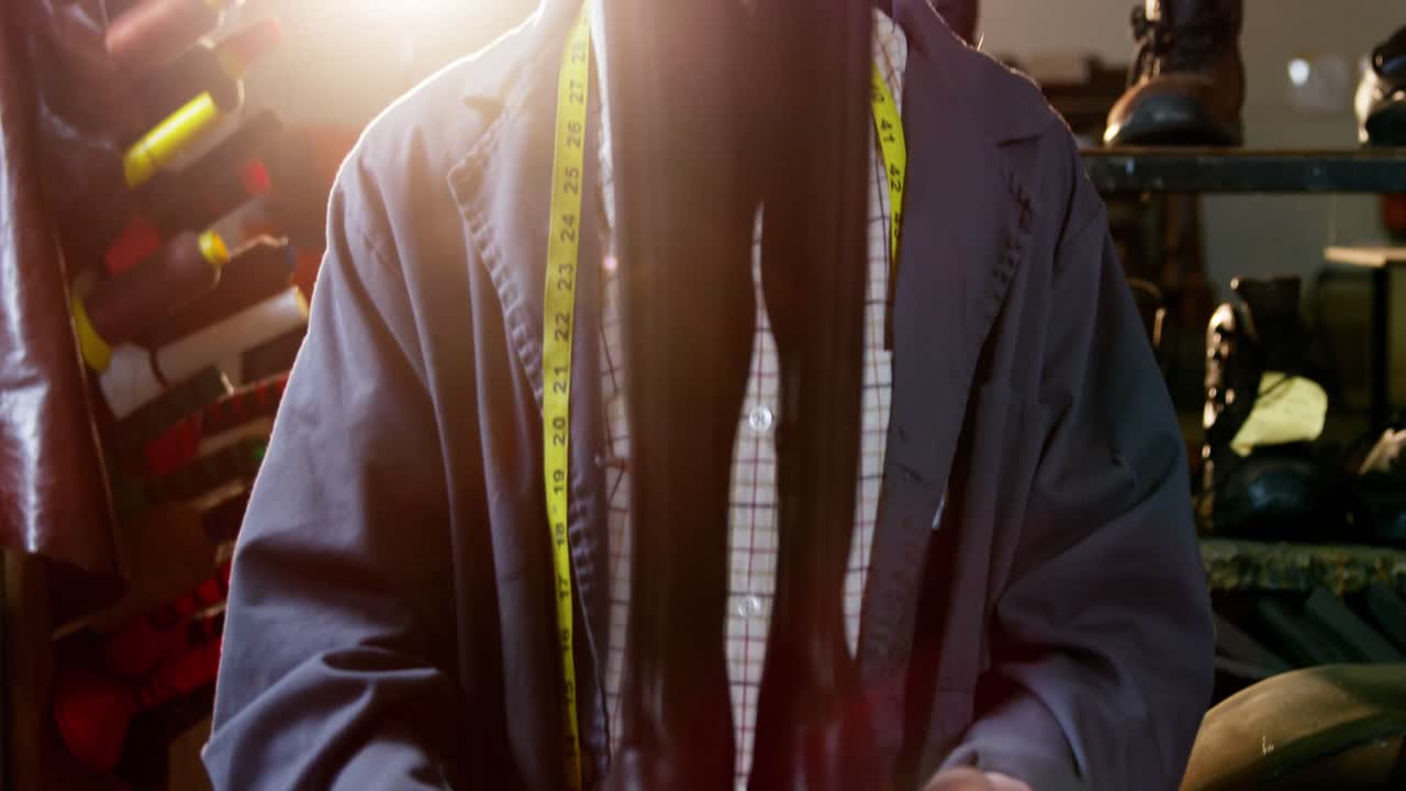 웰링턴 부트를 들고 있는 신발 제작자의 초상화